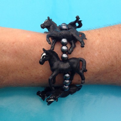 bracelet horse black arm 72