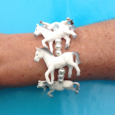 bracelet horse white arm 72