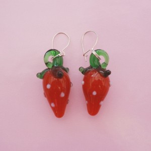earring glass strawberry 72