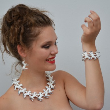 necklace-horse-white-1-72
